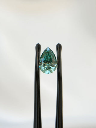 1.53cts Pear-cut Vivid Green